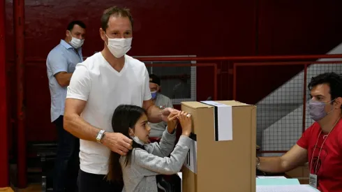 Jorge Brito, el flamante presidente de River, votó cerca del mediodía y estuvo acompañado por una de sus hijas.
