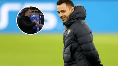 Xavi y su saludo a un jugador de Boca.
