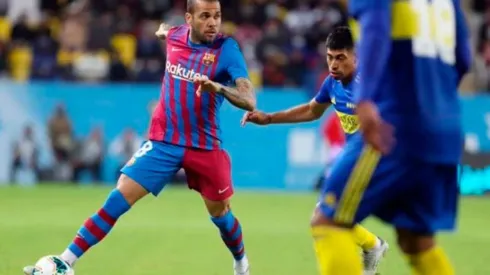 Dani Alves posó con la camiseta de Boca tras caer en la Maradona Cup