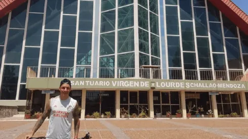 Enzo Pérez fue en bicicleta a agradecerle a la Virgen de Lourdes: ¿Le pidió la Copa para el 2022?