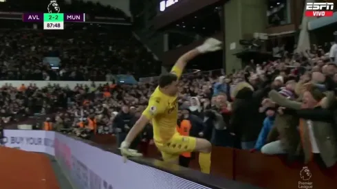 Dibu Martínez terminó abrazándose con el público de Aston Villa tras el empate sobre la hora ante el United.