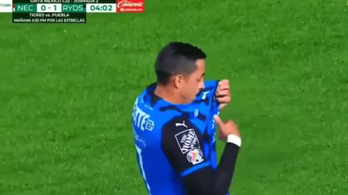 Rogelio Funes Mori quiso besarse el escudo, pero su camiseta no se lo permitió