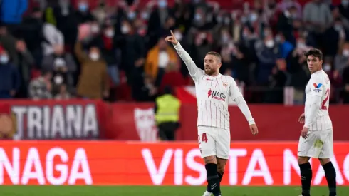 El Papu Gómez marcó un golazo para Sevilla.
