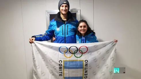 Nahiara Díaz y Franco Dal Farra compiten en esquí de fondo en los Juegos Olímpicos de Invierno 2022 (Foto: Twitter @PrensaCOA)
