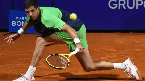 Delbonis, silbado por algunos en el Lawn Tennis.
