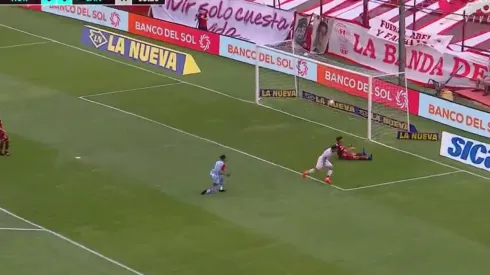 VIDEO | El blooper del año: Monetti no se entendió con Braghieri y le dieron el gol a Huracán