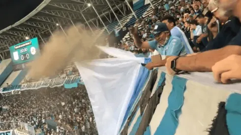 VIDEO | Tiró cenizas en la cancha de Racing y casi intoxica a toda la platea