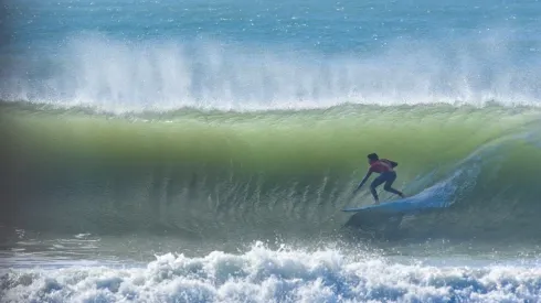 Ignacio Ruggiero, ganador en M18, surfea una ola mayor a dos metros.
