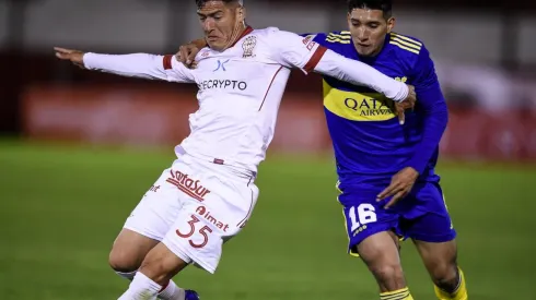 Molinas y Quílez disputan el balón en el último Boca – Huracán (Foto: Getty).
