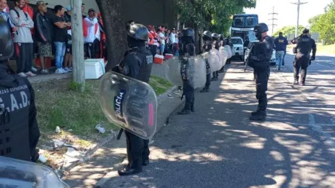 Detuvieron a tres micros de la barra de River que viajaban a Salta: armas, drogas y un detenido