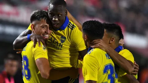 Todos abrazan a Luis Advíncula, autor del gol de la victoria de Boca en La Plata.
