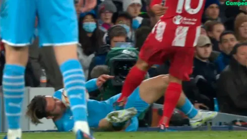 VIDEO | Ángel Correa le pegó un pelotazo en la cara a un futbolista inglés
