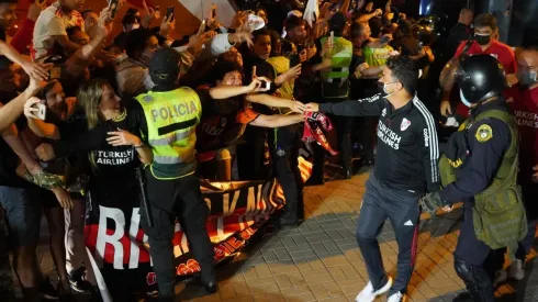 Locura por River en Lima: apenas se levantó el toque de queda, los hinchas coparon el hotel