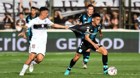 Sobre la hora y por el VAR: Racing le ganó a Platense para mantener la cima del torneo