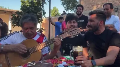 Puro disfrute: el video viral de Tevez tomando fernet y cantando folklore con un hincha de River