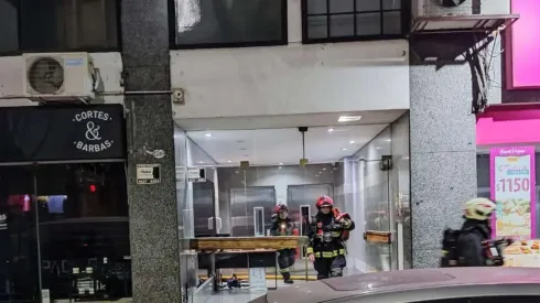 Los bomberos en el edificio.
