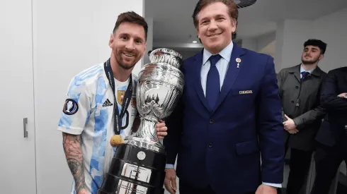 Messi, junto a Domínguez y su réplica de la Copa América.
