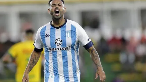 Enojados por el presente de Cardona, los hinchas de Racing empapelaron Avellaneda: "Deja de robar"