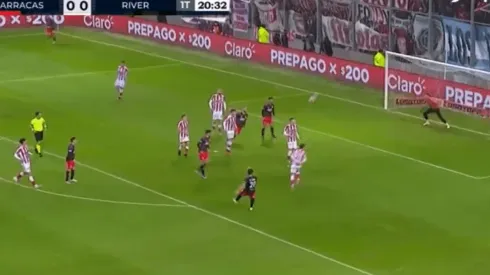 VIDEO | El golazo a lo Roberto Carlos de Casco que pone arriba a River