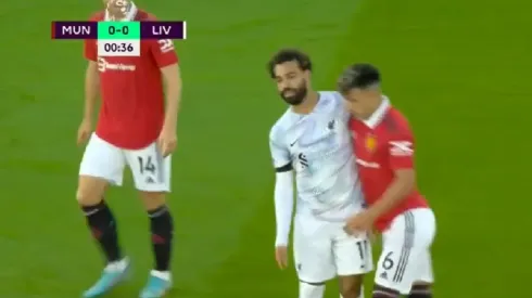 VIDEO | ¡Le marcó la cancha! El cruce de Lisandro Martínez con Salah antes del minuto de juego