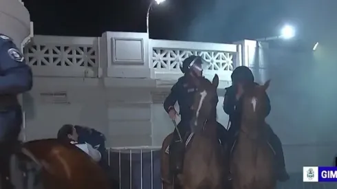 VIDEO | Indignante: la Policía le disparó e hirió a un camarógrafo mientras estaba al aire