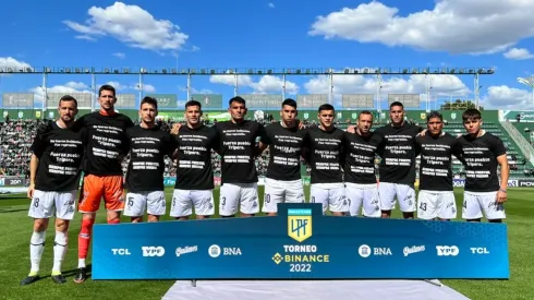 Tras la barbarie, y con una remera particular, el plantel de Gimnasia pidió justicia por Lolo Regueiro