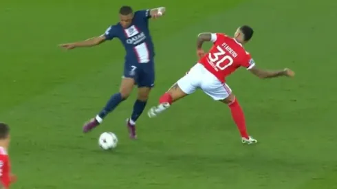 VIDEO | La brutal patada de Otamendi a Mbappé en el duelo por Champions