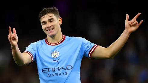 La nominación que recibió Julián Álvarez mientras la rompe en Manchester City