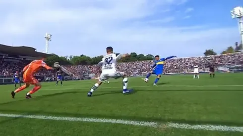 VIDEO | El pibe de los goles importantes: Langoni aprovechó un rebote y le devolvió la punta a Boca