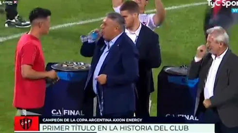 VIDEO | Chiqui Tapia le robó una botella de agua a un jugador de Patronato