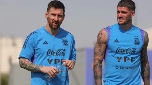 Sin tiempo que perder: la Selección volvió a los entrenamientos con un gran gesto de Messi y De Paul