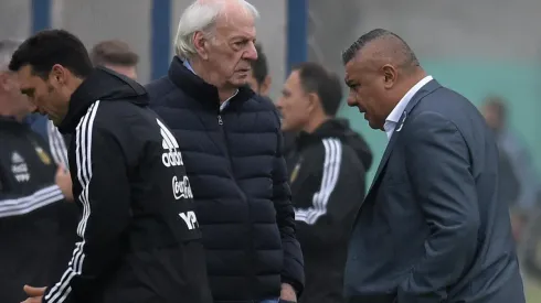 De izquierda a derecha, Lionel Scaloni, César Luis Menotti y Claudio Tapia en el predio de la AFA en Ezeiza.
