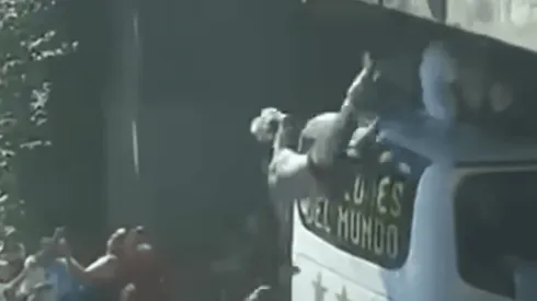 Un hincha se arrojó desde un puente, pero no logró caer en el ómnibus de la Selección Argentina (Foto: Captura)
