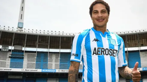 Paolo Guerrero ya posa con la camiseta de Racing en el Cilindro de Avellaneda.
