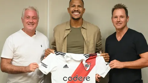 Presentaron al cuarto refuerzo: Rondón ya posa con la camiseta de River