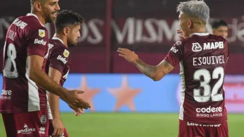 En un final para el infarto y con un delantero en el arco, Lanús venció a San Lorenzo