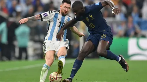 Upamecano marcando a Messi en la final del Mundial.
