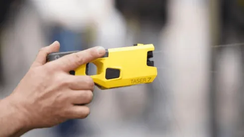 La pistola Taser es un arma de electrochoque.
