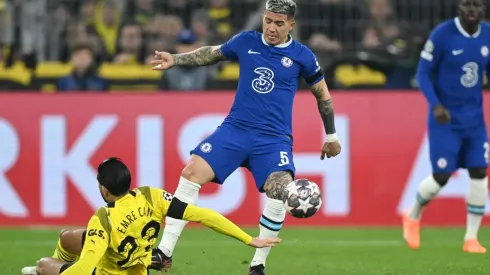 Enzo Fernández en la disputa de una pelota.
