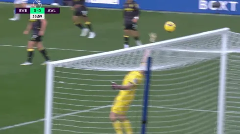 VIDEO | Dibu Martínez tapó una pelota increíble y salvó al Aston Villa