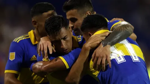 Con uno menos, Boca sacó chapa y le ganó a Vélez sobre el final