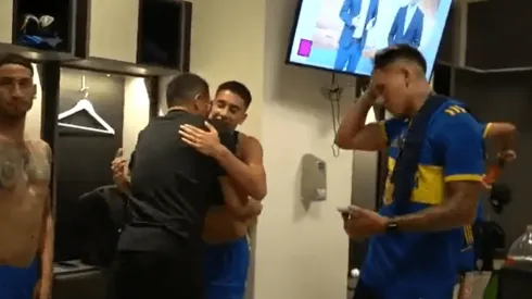 VIDEO | ¡Como uno más! El festejo íntimo de Riquelme con los jugadores de Boca tras obtener la Supercopa