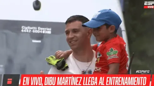 VIDEO | El tierno gesto del Dibu Martínez con un niño previo al entrenamiento de la Selección