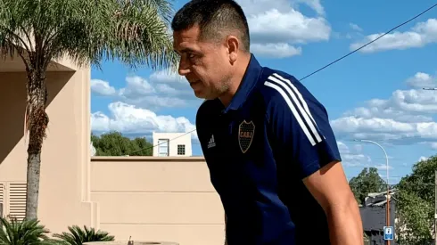 El DT que está sin club y recibió el llamado de Riquelme: "Fue una charla futbolística"