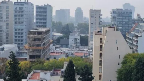 Ciudad de Buenos Aires con humo y neblina
