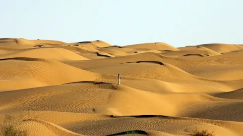 Para comenzar deberás pensar en un cubo en el desierto.
