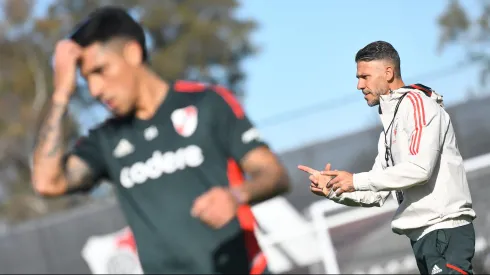 Martín Demichelis dando indicaciones en el entrenamiento de River.
