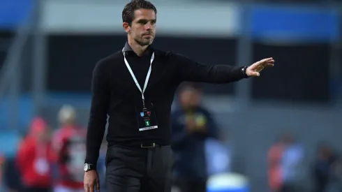 Fernando Gago dando indicaciones frente a Flamengo.