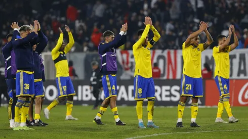 Los futbolistas de Boca saludan a su hinchada tras la victoria en Chile.
