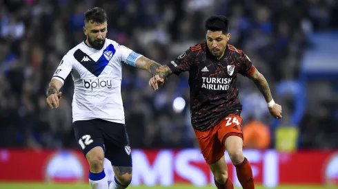 BUENOS AIRES, ARGENTINA – JUNE 29: Lucas Pratto of Velez fights for the ball with Enzo Perez of River Plate during a round of sixteen first leg match between Velez and River Plate as part of Copa CONMEBOL Libertadores 2022 at Jose Amalfitani Stadium on June 29, 2022 in Buenos Aires, Argentina. (Photo by Marcelo Endelli/Getty Images)
